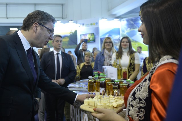 Vučić obišao štand Kancelarije za KiM na Sajmu turizma