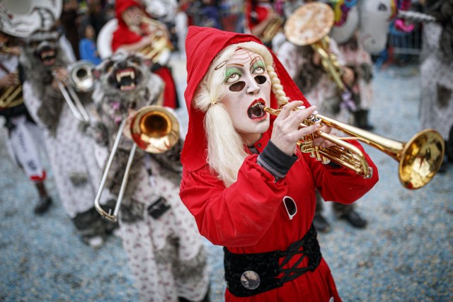 Na karnevalu u Hrvatskoj spaljene lutke istopolnog para s detetom VIDEO
