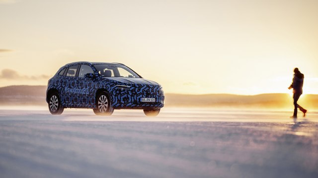 Stiže Mercedesov kompaktni elektrièni auto – EQA na zimskom testiranju FOTO