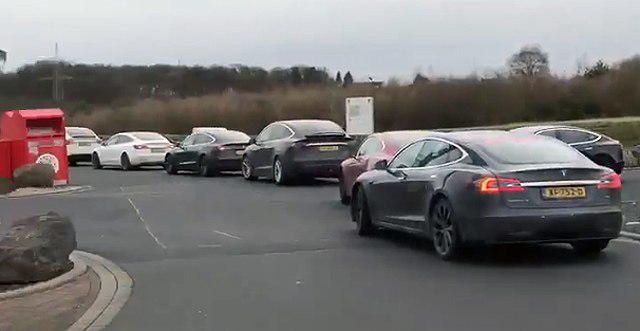 Kao kod nas za vreme sankcija: Redovi automobila na struju ispred brzih punjaèa VIDEO