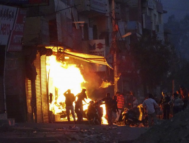 Šta se dešavalo u Indiji tokom Trampove posete? Dimne granate, suzavac, 19 mrtvih, 150 povreðenih FOTO/VIDEO