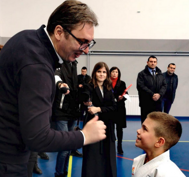 Vučić sa malim Petrom, balkanskim šampionom u karateu FOTO
