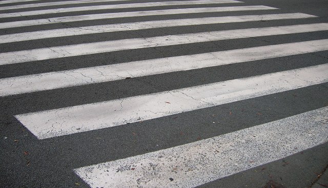 Da li vozači u skupljim automobilima ređe propuštaju pešake?