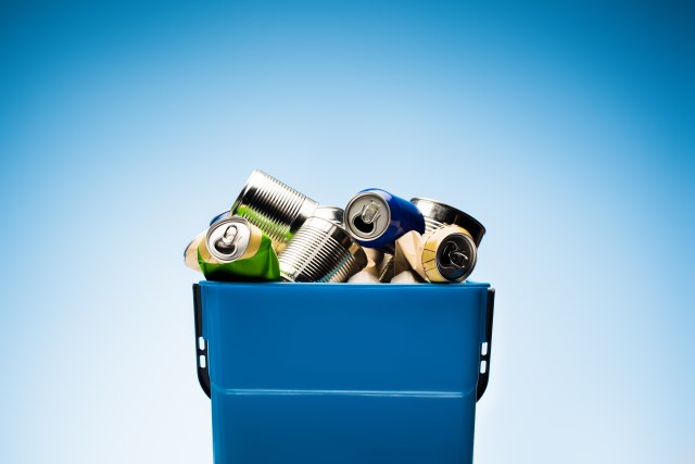 U naselju Altina podeljene kante za odlaganje otpada za reciklažu