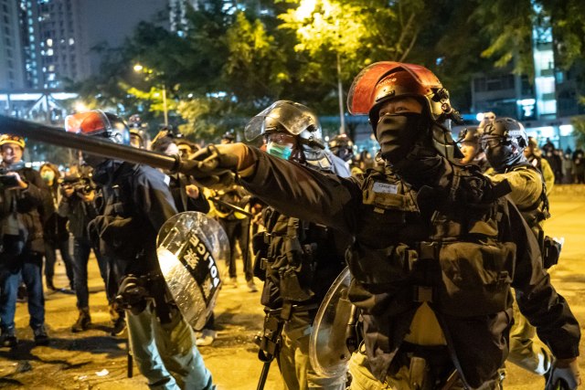 Sukobi policije i demonstranata u Hongkongu - molotovljevi kokteli, suzavac, blokirani putevi... VIDEO