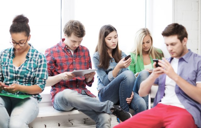 Bolest modernog doba: Koliku zavisnost stvaraju telefoni i društvene mreže? VIDEO