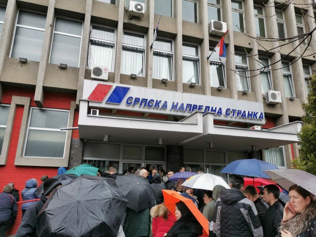 Pristalice i èlanovi SNS širom Srbije daju potpise za izbornu listu FOTO