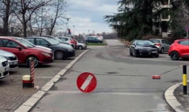 Stanari lancima ogradili parking, komšije se bune VIDEO