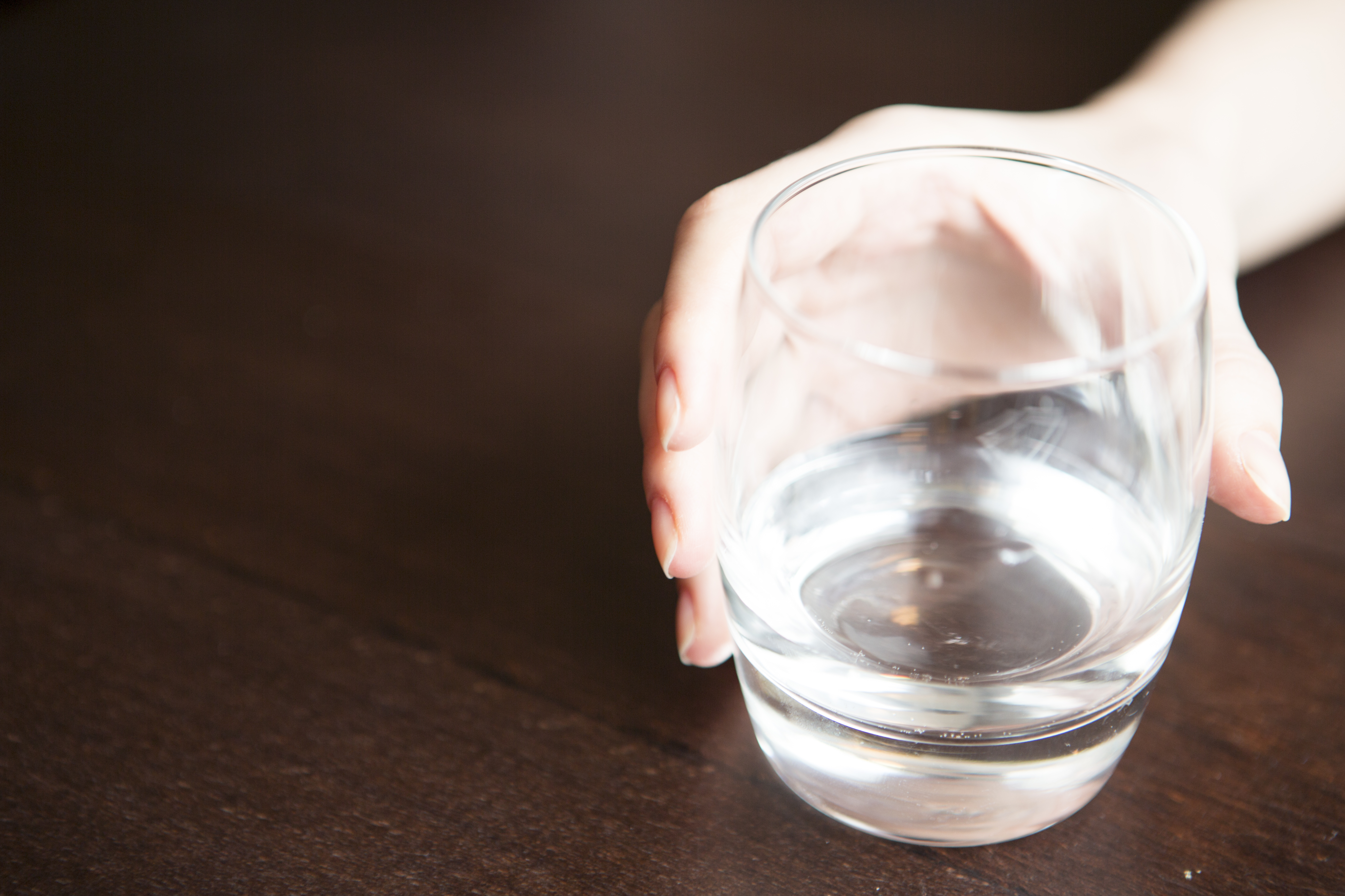 Da li je u redu da pijete vodu koja je ODSTOJALA PREKO NOĆI? Šta je zapravo ostalo u toj čaši vode?