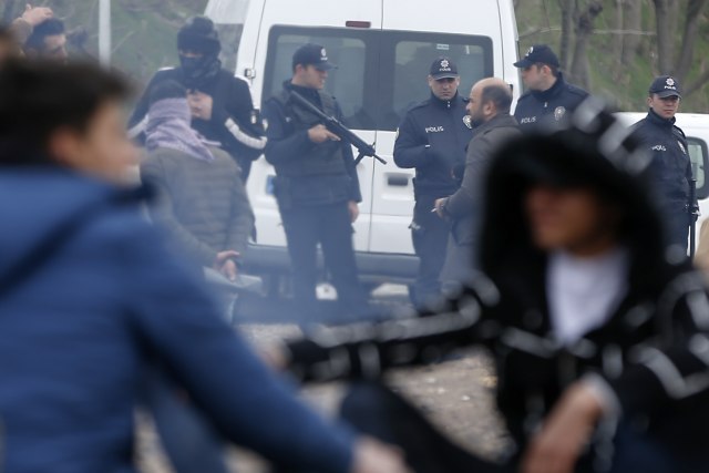 The utter chaos: Greeks target migrants, while Turks hit Greek border in return VIDEO