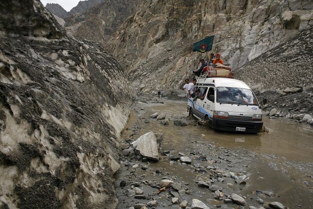 Autobus se survao u provaliju u podnožju Himalaja, najmanje 19 poginulo