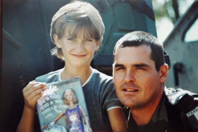 Mislio je da je nestala u pogromu: Susret devojèice s Kosova i francuskog vojnika posle 20 godina