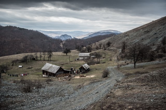 Poslednja kuća u selu Blato: Porodica Raičević živi u brvnari staroj 80 godina