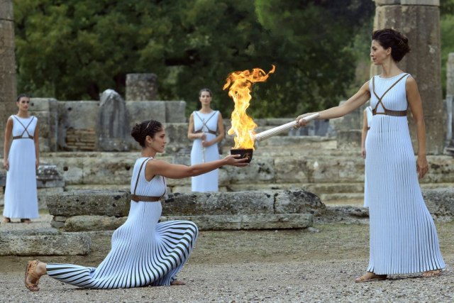 Prekinuto nošenje olimpijske baklje kroz Grèku