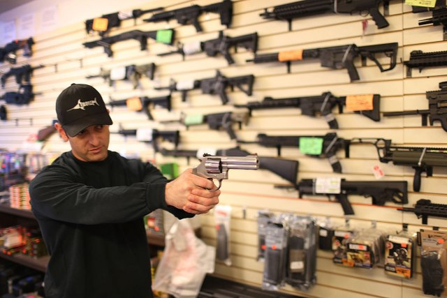 Posle toalet-papira - puška: Amerikanci pustoše prodavnice oružja i municije