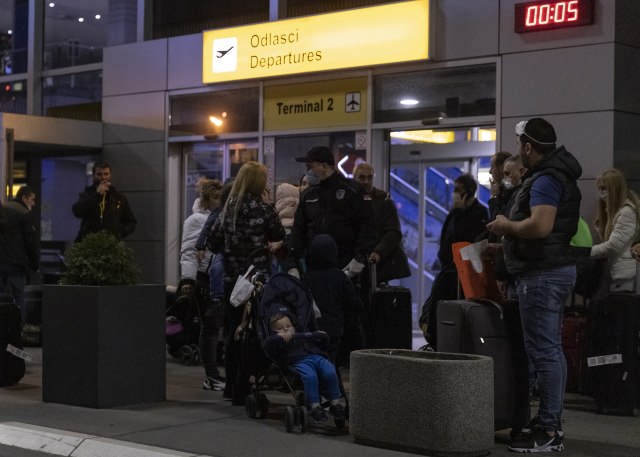 Srbi koji su bili zarobljeni na aerodromima u Parizu i Amsterdamu doleteli kuæi FOTO