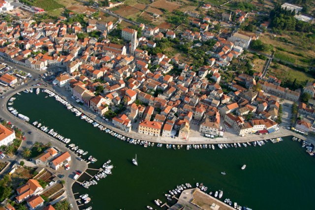 Hvar fire: Fire spreads due to storm wind, red meteo alarm is in effect PHOTO