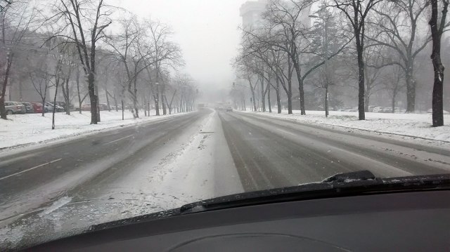 Vozači, oprez – vratila se zima sa snegom!