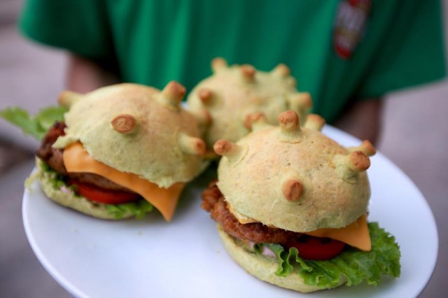 "Želiš da ga pobediš, moraš prvo da ga pojedeš": Kuvar pravi burgere u obliku koronavirusa FOTO