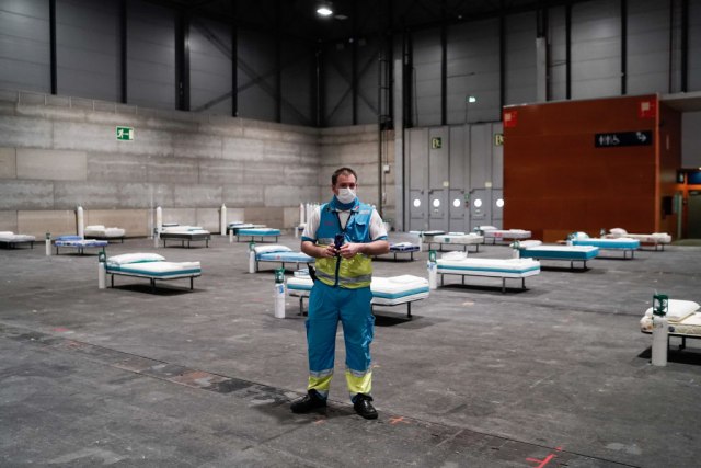 "Cunami zaraženih" u Londonu: Kilometar duga improvizovana bolnica sa 4.000 kreveta i dve mrtvaènice VIDEO