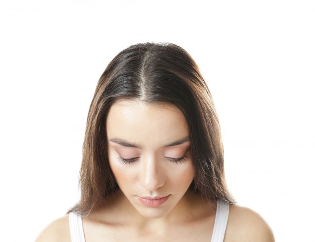 Top 5 naèina da sakrijete izrastak dok se ne otvore frizerski saloni