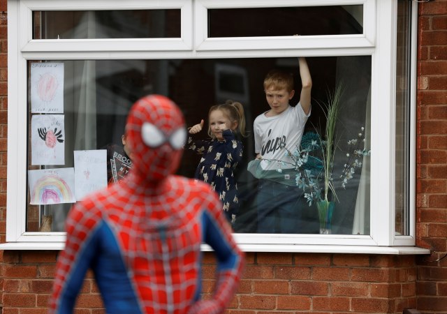 Spajdermen viđen u Engleskoj: Nastavnik zabavlja decu tokom blokade FOTO