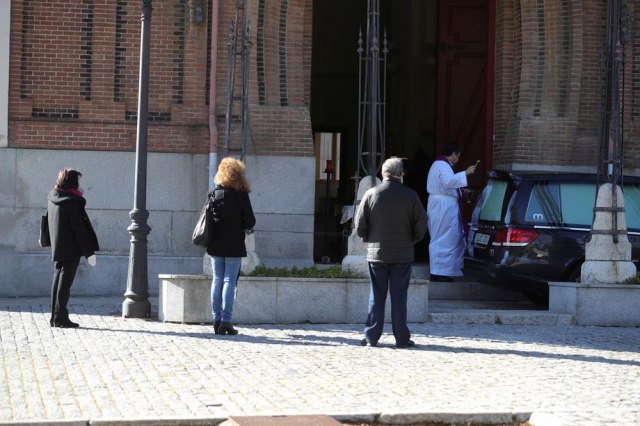 Tužne slike iz Španije: Molitve traju pet minuta, kovèezi se samo smenjuju