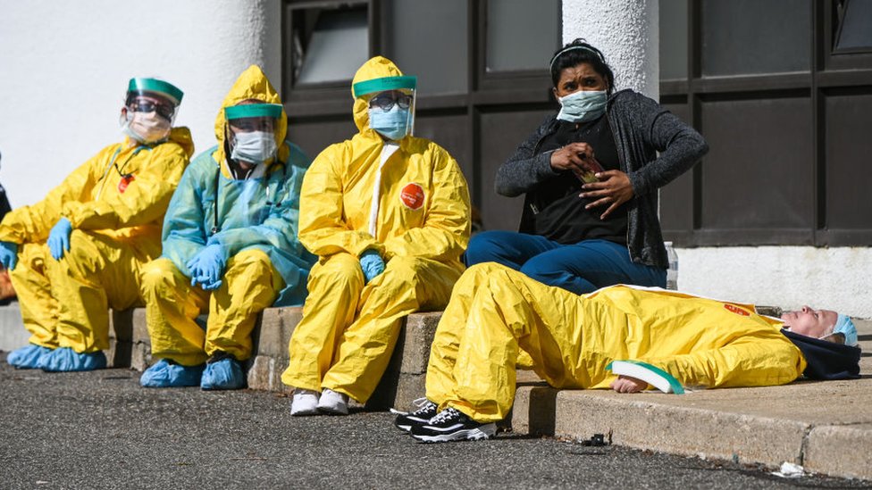 Korona virus: Šta je "viralno optereæenje&#x201c; i zašto ugrožava zdravstvene radnike