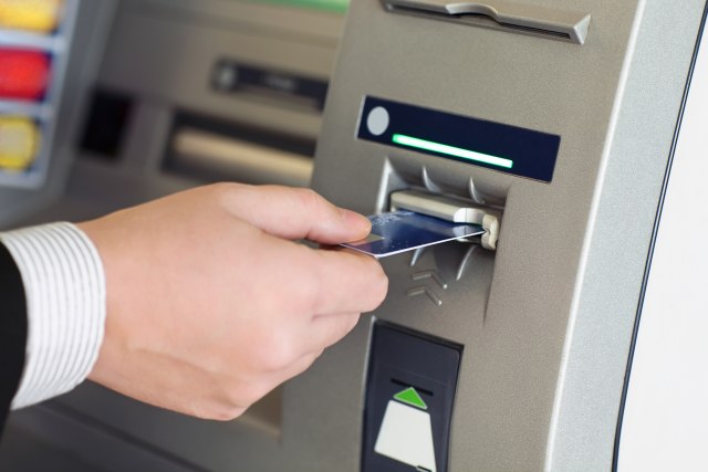 Koliko novca graðani podižu sa bankomata?