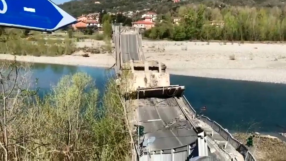Srušio se most u Italiji: Preživela dvojica vozaèa