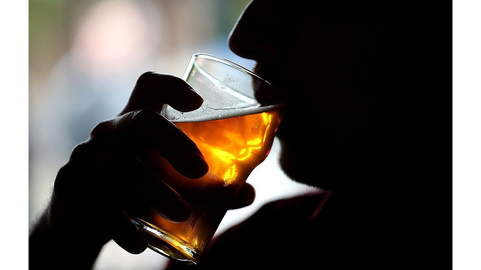 Korona virus i alkohol: Kako se izboriti sa čašicom više u izolaciji