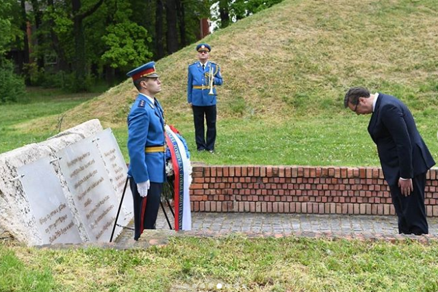Vucic in Sremska Mitrovica Memorial Park: Genocide was committed against Serbs VIDEO