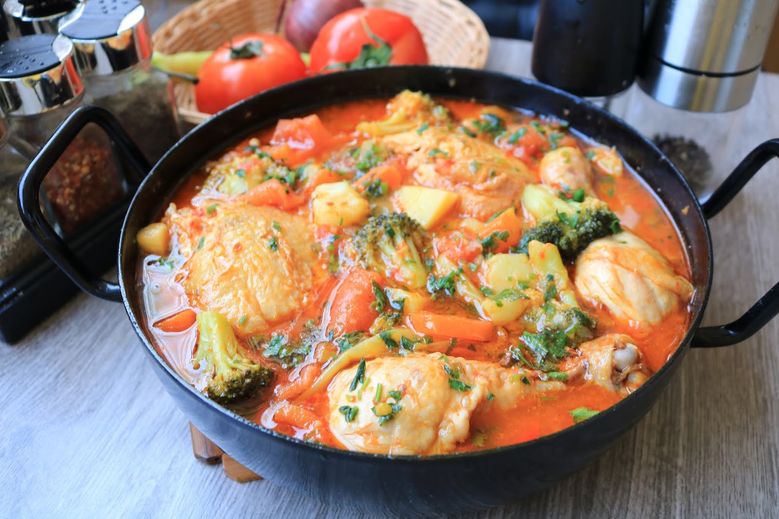 Lagani ručak, kao predah između praznika: Pileći ćušpajz sa mladim povrćem