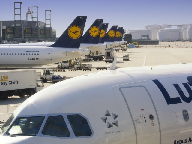Distanciranje neprimenljivo u avionima: Lufthanza već gubi milion evra po satu