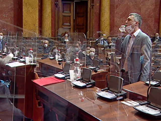 Skupština nakratko prekinuta zbog incidenta: Boško Obradoviæ duvao u pištaljku, odvuèen iz sale VIDEO
