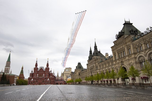 Spektakl na ruskom nebu; Putin: Klanjamo se pred pokoljenjem pobednika VIDEO/FOTO