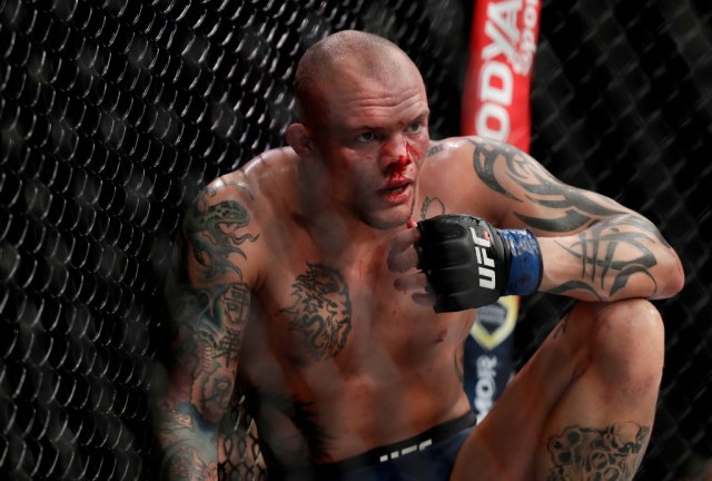 MMA borac skupljao zube po oktagonu: To je deo posla VIDEO