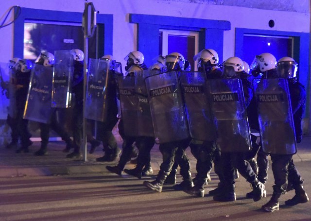 Crna Gora i večeras na nogama: 4.000 građana, blokade puteva, kamenje, petarde i hapšenja VIDEO/FOTO