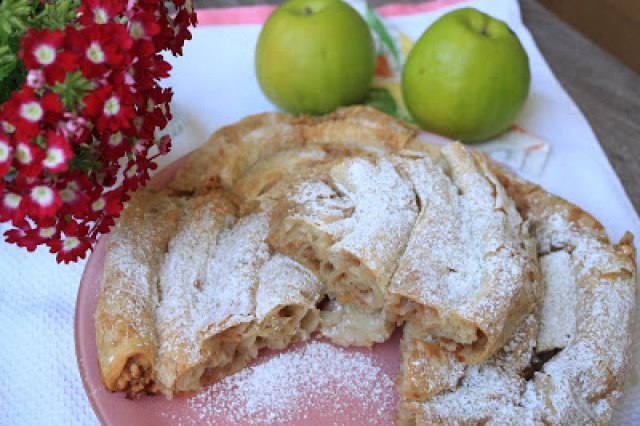 Stara dobra pita od jabuka sa razvučenim korama VIDEO