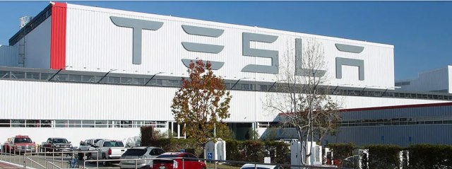 Policija u Teslinoj fabrici – kontroliše da li se sprovode mere bezbednosti zbog koronavirusa