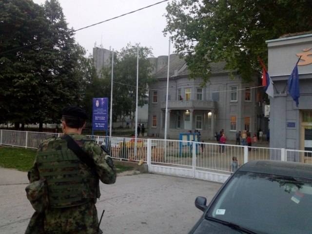 Vojska Srbije od sinoæ obezbeðuje prihvatne centre u Šidu