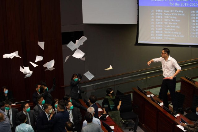 Tuča u parlamentu u Hongkongu zbog prokineskog poslanika VIDEO/FOTO