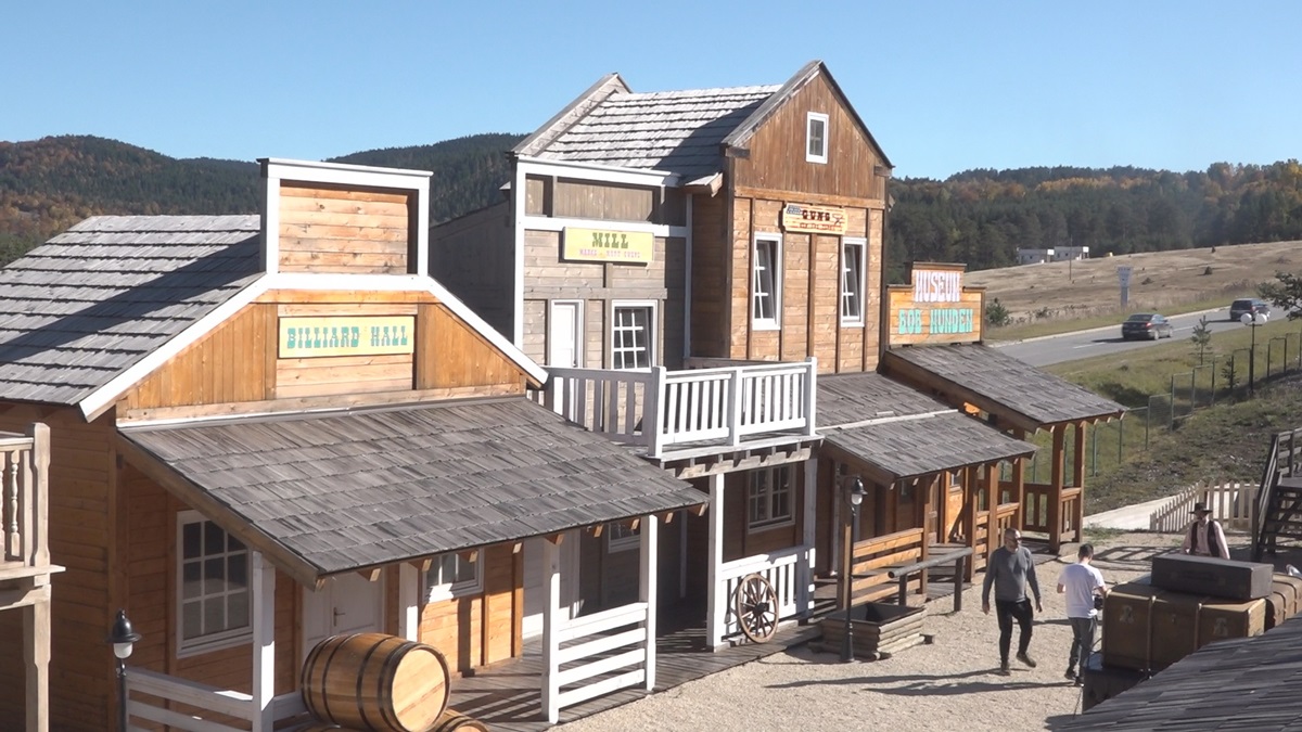 Divlji zapad na Zlatiboru: Bik koji sedi i šerif čuvaju kaubojski grad