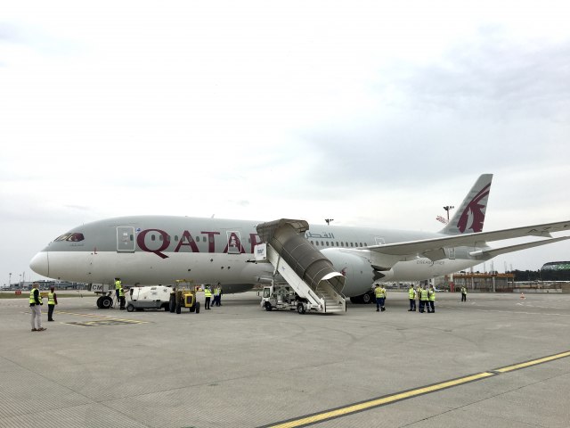 Avion sa humanitarnom pomoæi iz Katara sleteo u Beograd