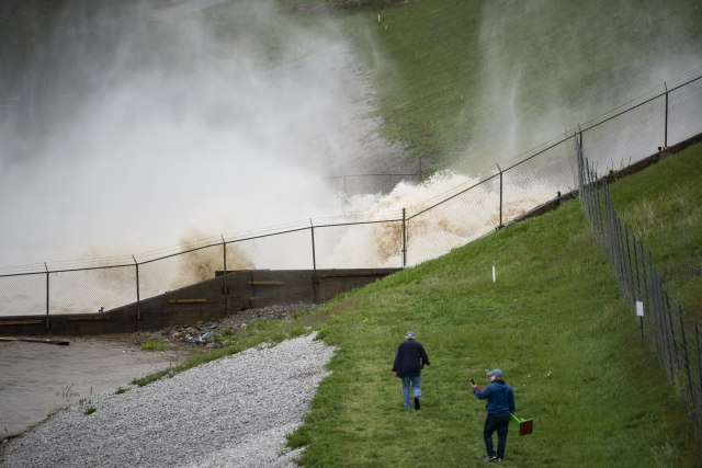 Pukle dve brane u SAD, katastrofalne poplave, evakuisano 10.000 ljudi, jezive prognoze VIDEO/FOTO
