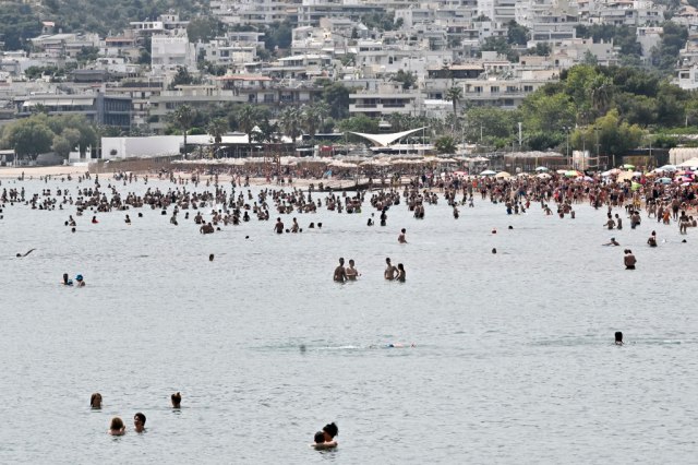 Zauzmite svoje mesto na plaži: Graðani Srbije meðu prvima mogu u Grèku