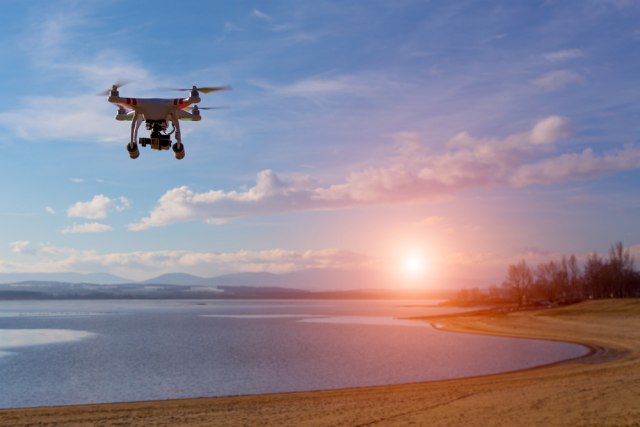 Patrola dronova nad plažama i ulicama: Kontrolišu ko drži propisanu distancu