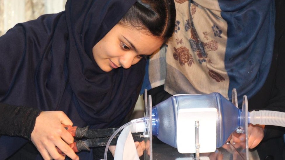 Korona virus: Devojke iz Avganistana prave respiratore od delova automobila