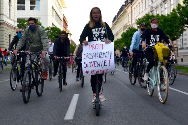 Hiljade biciklista na protestima u Sloveniji VIDEO