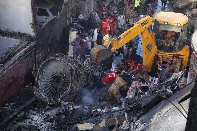 Srušio se avion sa više od 100 ljudi: Ipak ima preživelih VIDEO